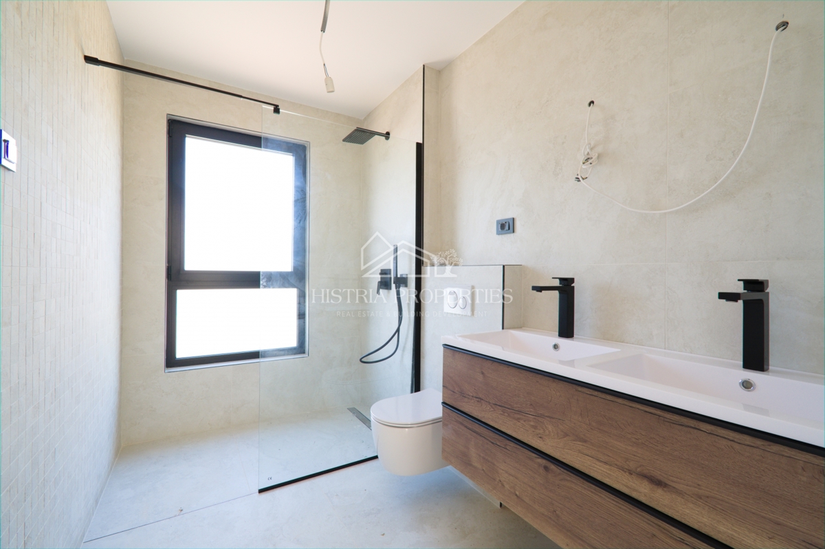 Prostorno vrhunsko penthouse stanovanje s strešno teraso na iskani lokaciji