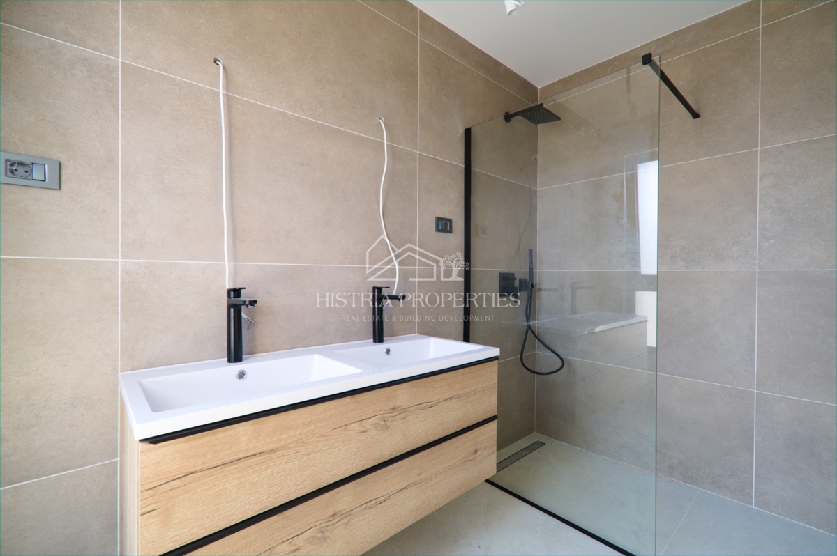 Prostorno vrhunsko penthouse stanovanje s strešno teraso na iskani lokaciji