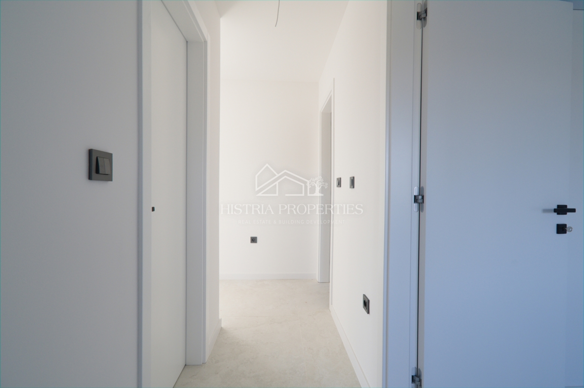 Prostorno vrhunsko penthouse stanovanje s strešno teraso na iskani lokaciji