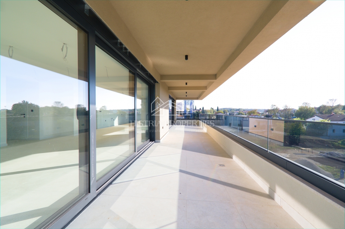 Prostorno vrhunsko penthouse stanovanje s strešno teraso na iskani lokaciji