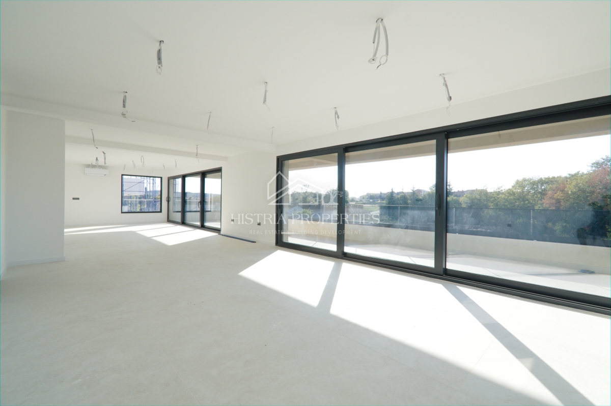 Prostorno vrhunsko penthouse stanovanje s strešno teraso na iskani lokaciji