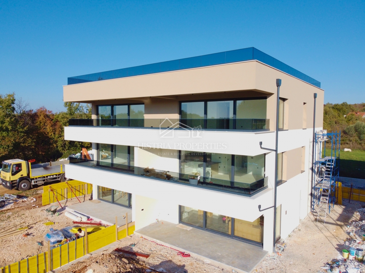 Prostorno vrhunsko penthouse stanovanje s strešno teraso na iskani lokaciji