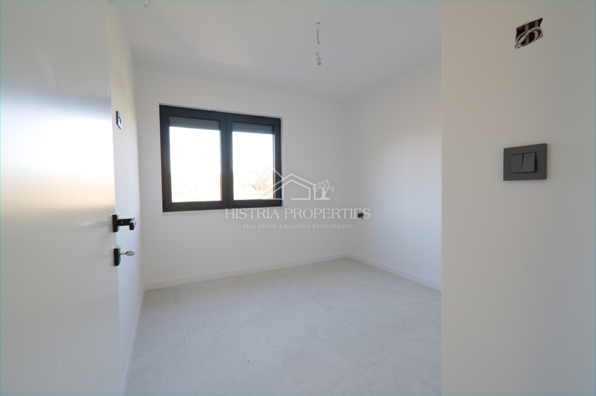 Prostorno vrhunsko penthouse stanovanje s strešno teraso na iskani lokaciji