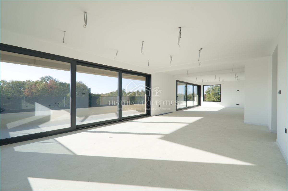 Prostorno vrhunsko penthouse stanovanje s strešno teraso na iskani lokaciji