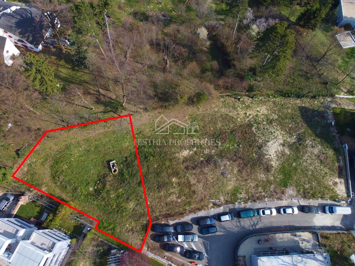 Zemljišče z veljavnim dovoljenjem za gradnjo stanovanj in plačanim komunalnim prispevkom