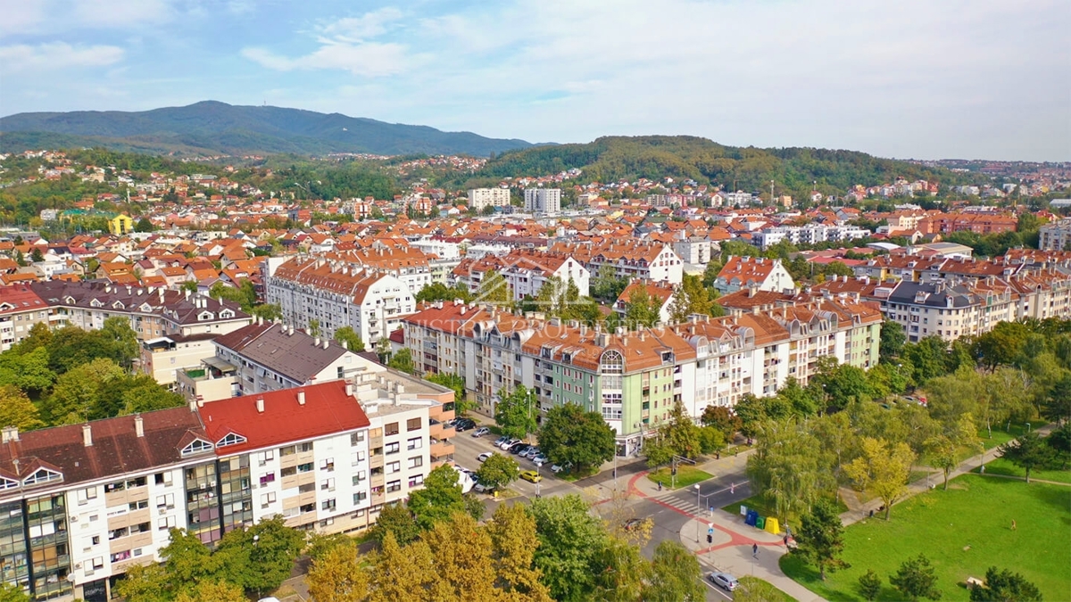 Zemljišče z veljavnim dovoljenjem za gradnjo stanovanj in plačanim komunalnim in vodnim prispevkom