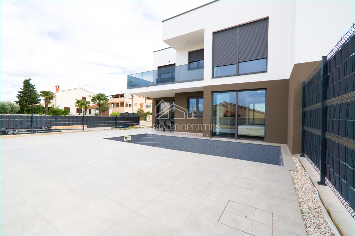 Prostoren apartma z bazenom, popolnoma opremljen, s pogledom na morje