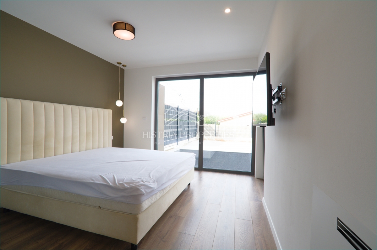 Prostoren apartma z bazenom, popolnoma opremljen, s pogledom na morje