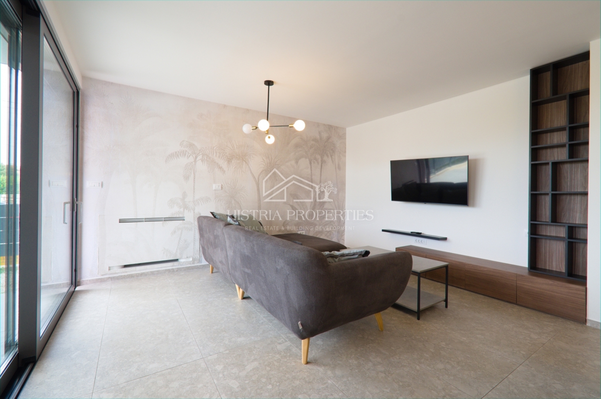 Prostoren apartma z bazenom, popolnoma opremljen, s pogledom na morje