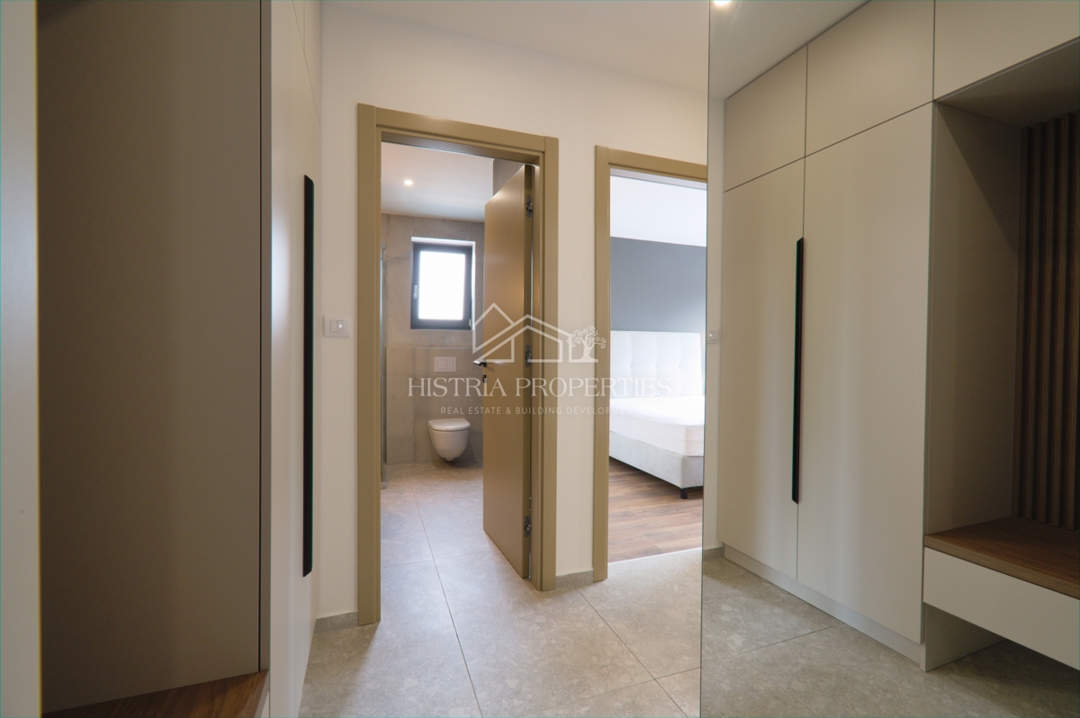 Prostoren apartma z bazenom, popolnoma opremljen, s pogledom na morje