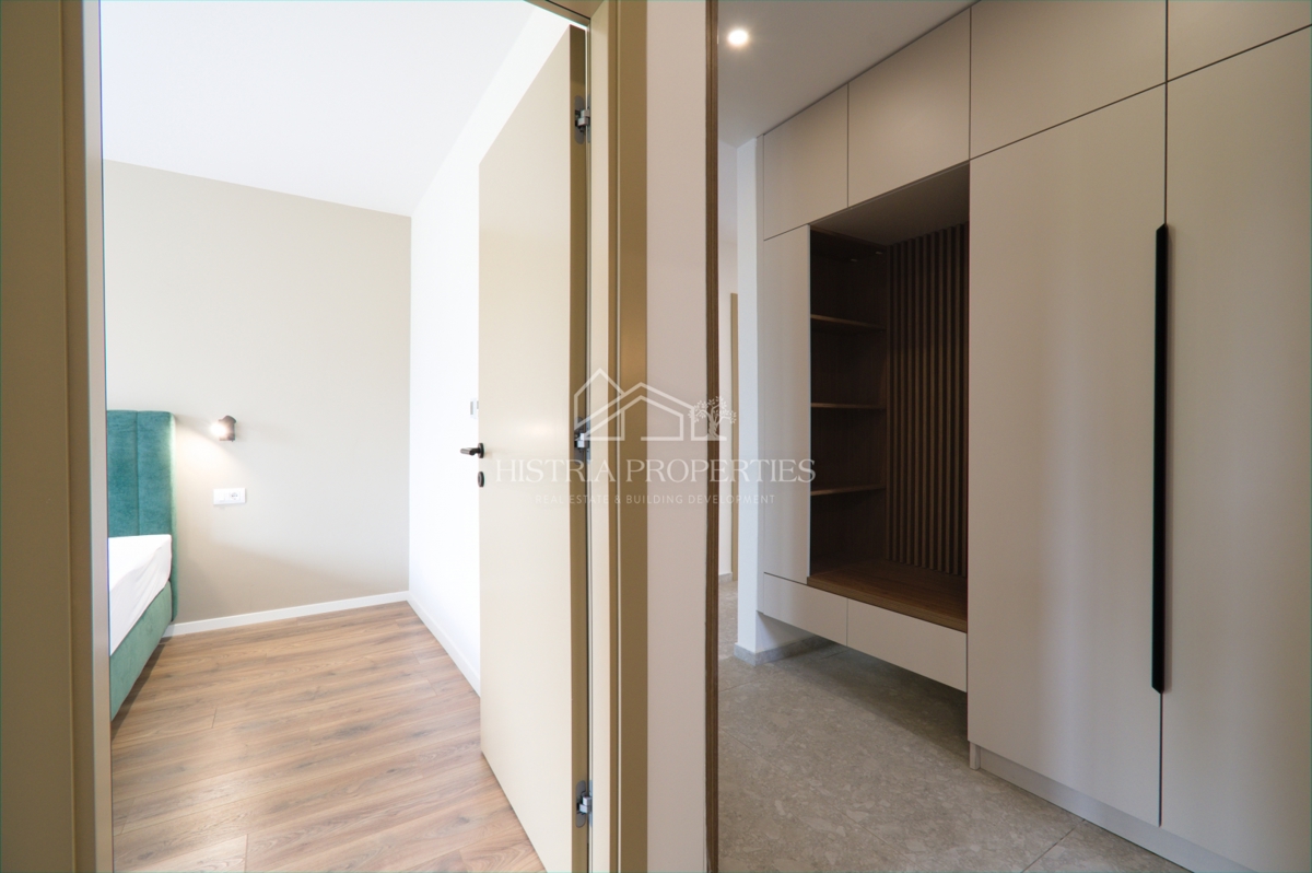 Prostoren apartma z bazenom, popolnoma opremljen, s pogledom na morje