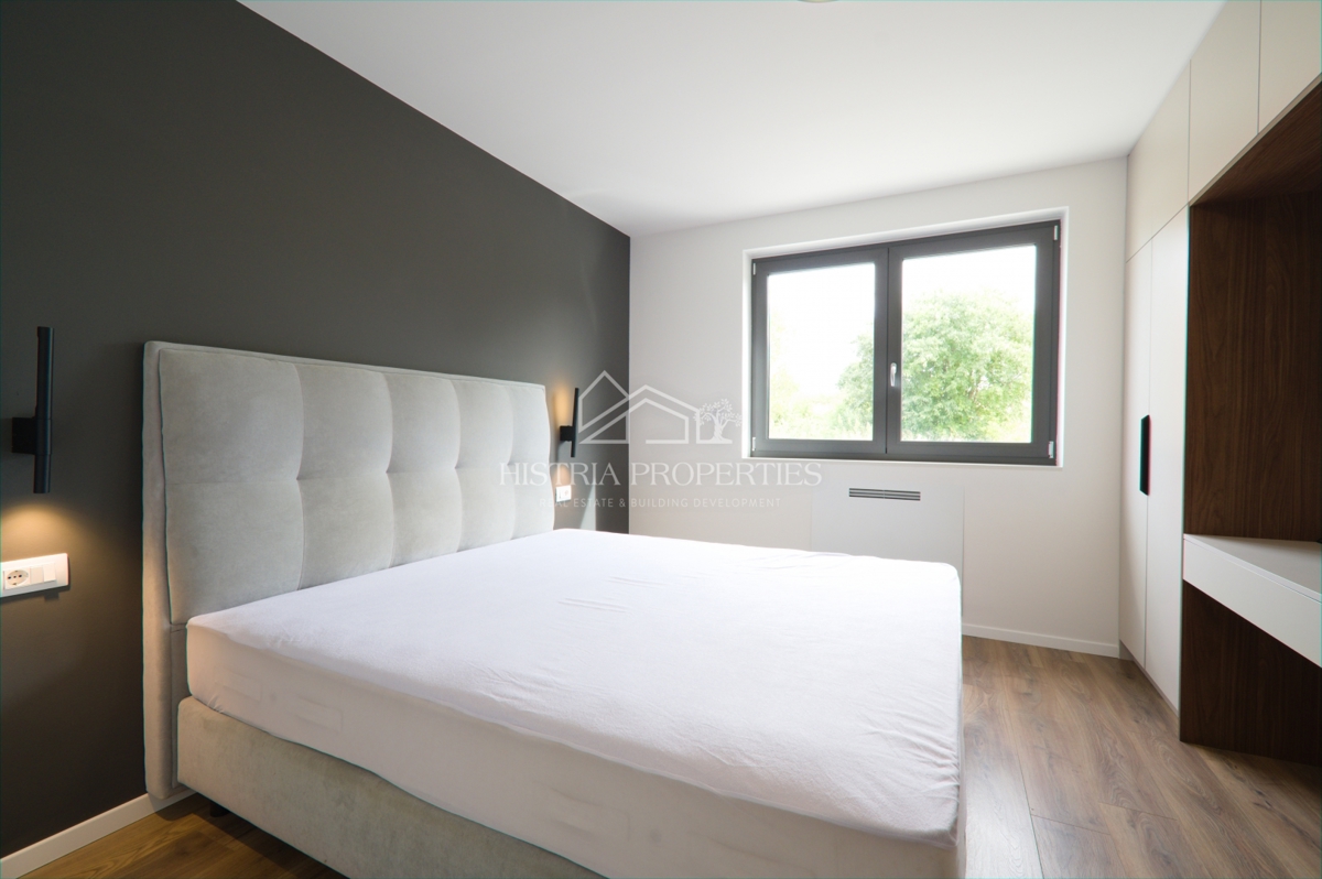 Prostoren apartma z bazenom, popolnoma opremljen, s pogledom na morje