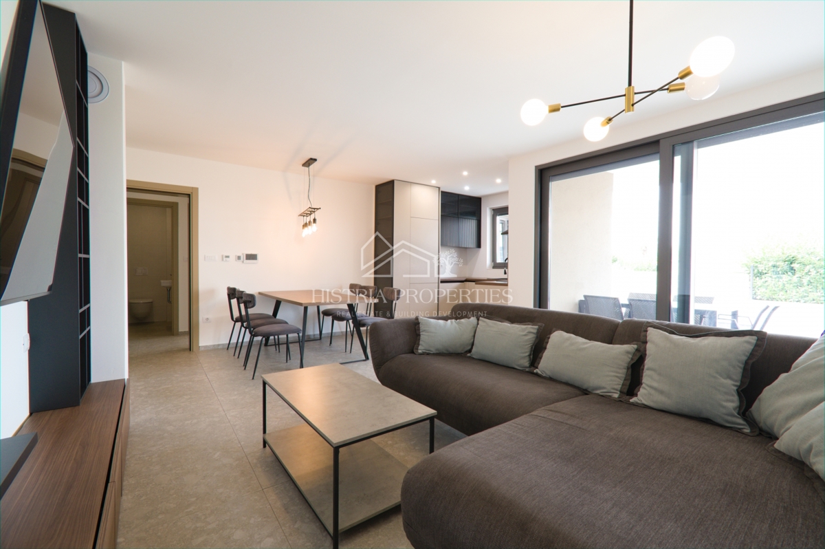 Prostoren apartma z bazenom, popolnoma opremljen, s pogledom na morje