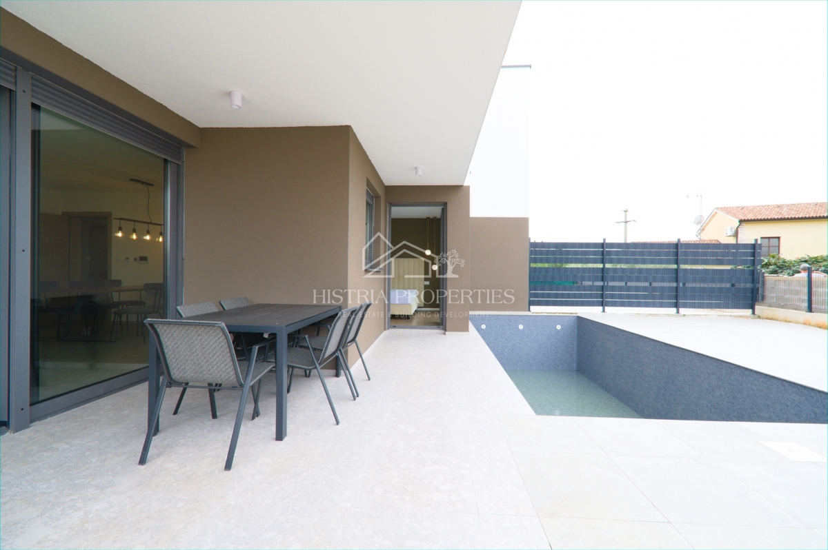 Prostoren apartma z bazenom, popolnoma opremljen, s pogledom na morje