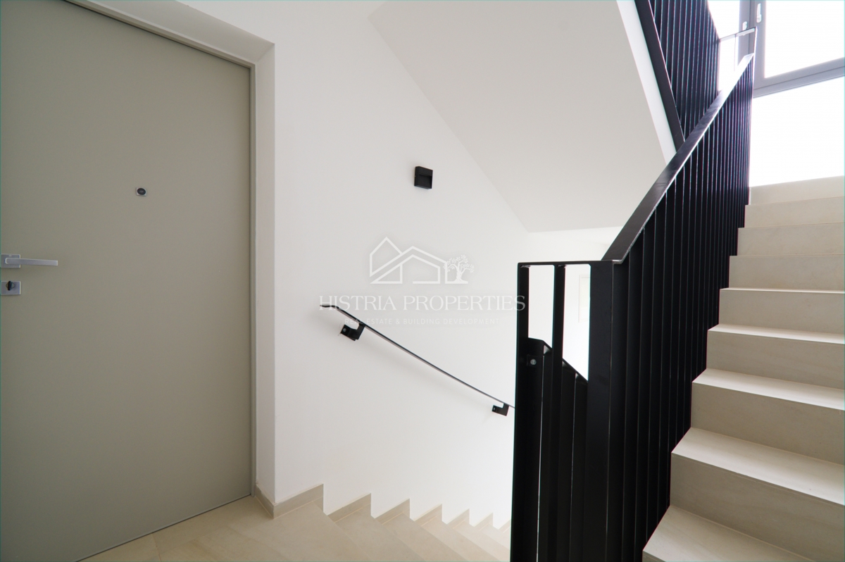 Prostoren apartma z bazenom, popolnoma opremljen, s pogledom na morje