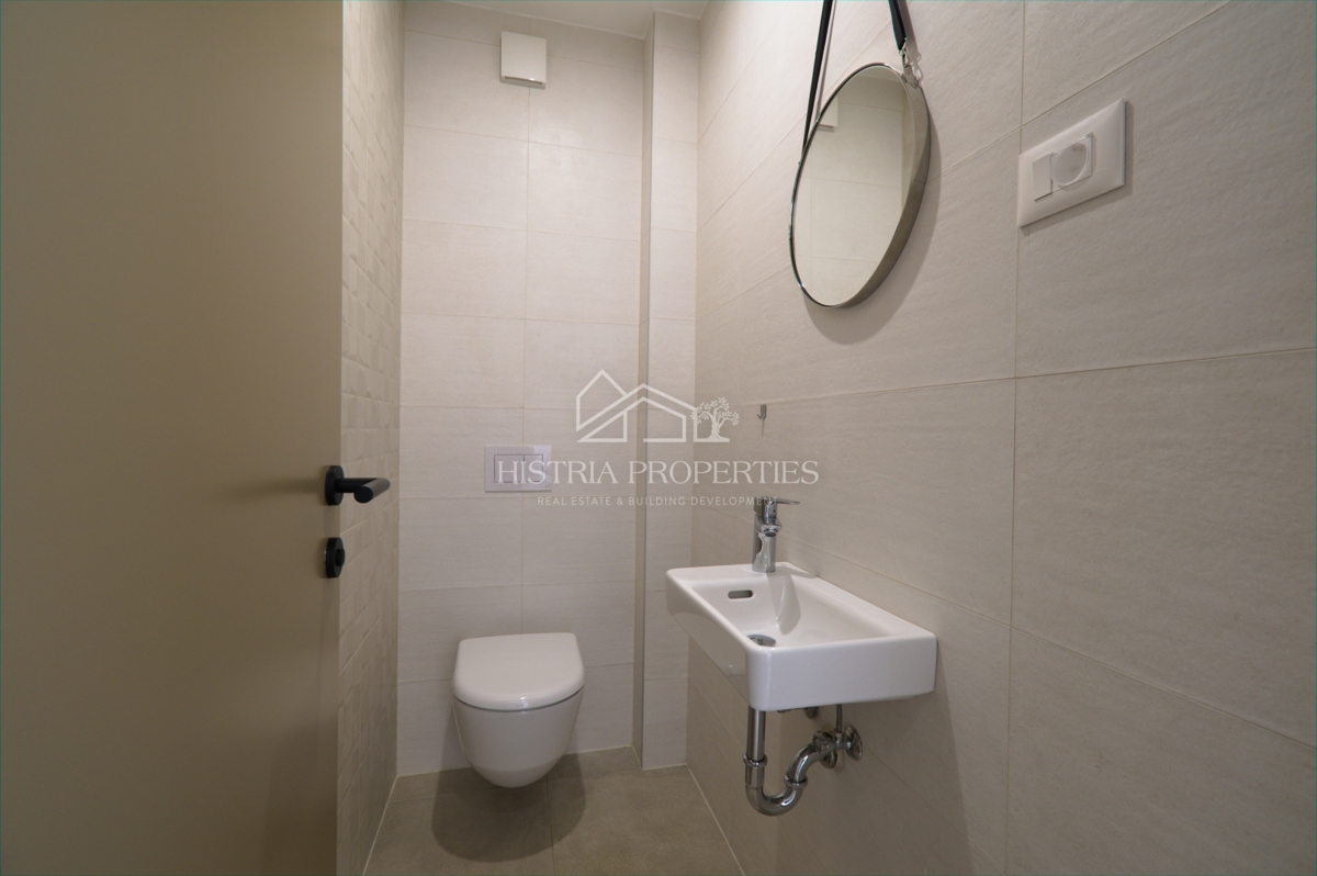 Prostoren apartma z bazenom, popolnoma opremljen, s pogledom na morje