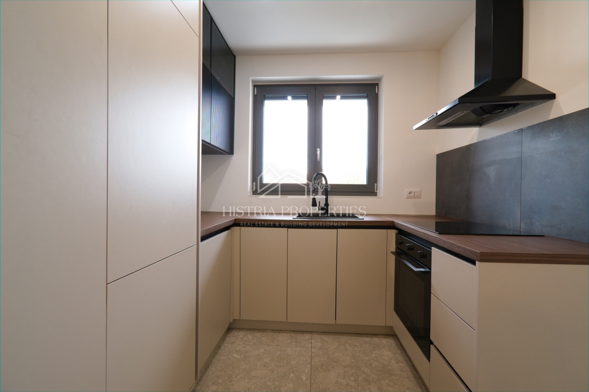 Prostoren apartma z bazenom, popolnoma opremljen, s pogledom na morje