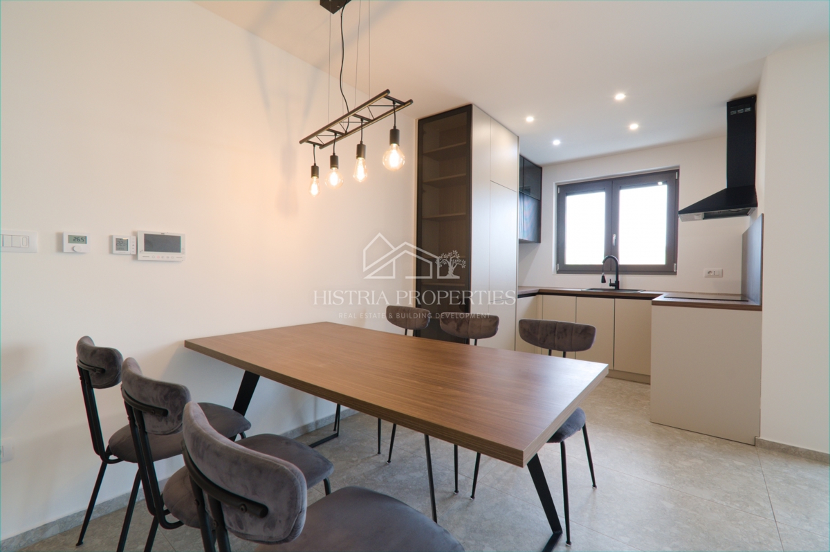 Prostoren apartma z bazenom, popolnoma opremljen, s pogledom na morje