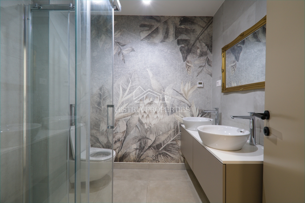 Prostoren apartma z bazenom, popolnoma opremljen, s pogledom na morje