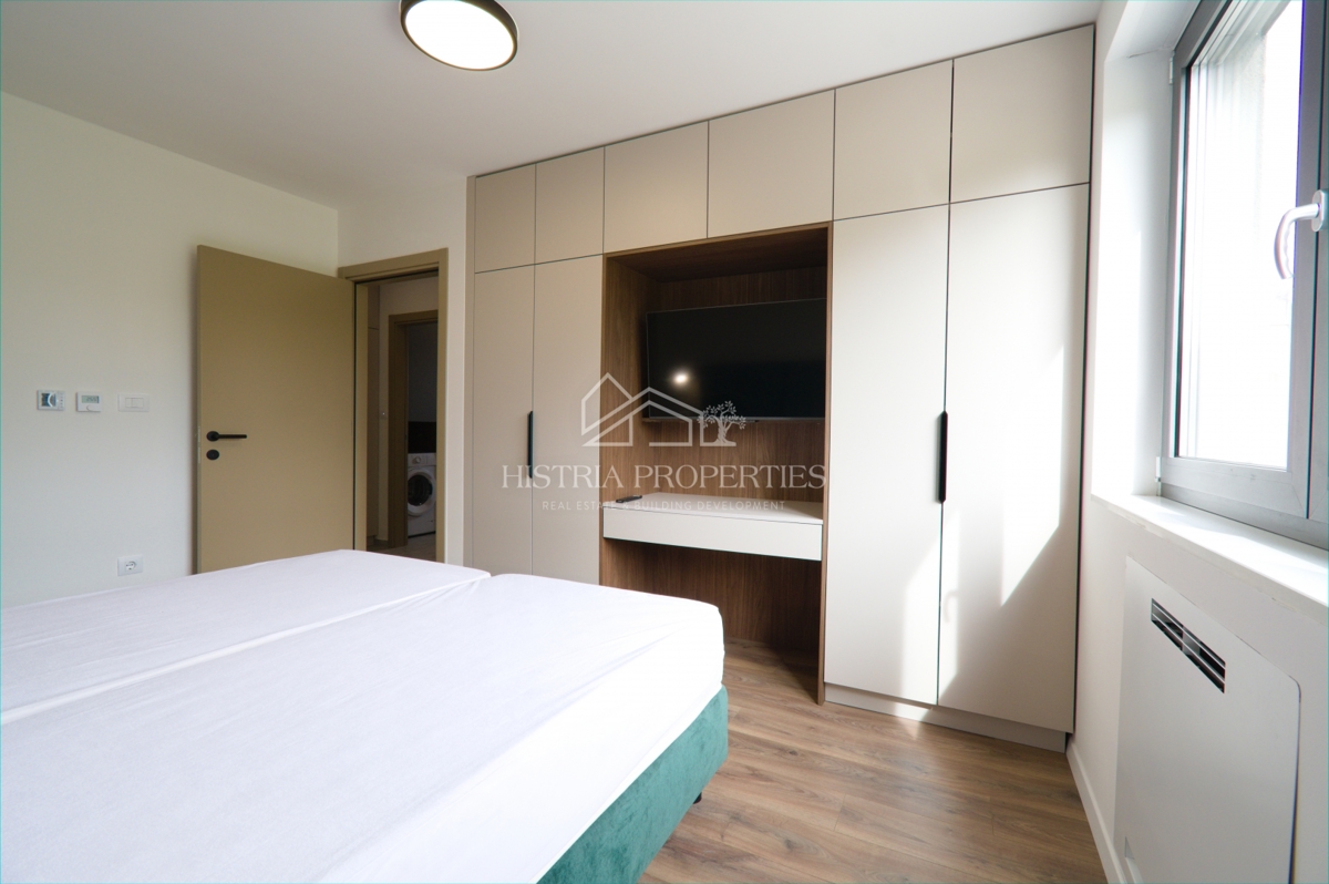 Prostoren apartma z bazenom, popolnoma opremljen, s pogledom na morje