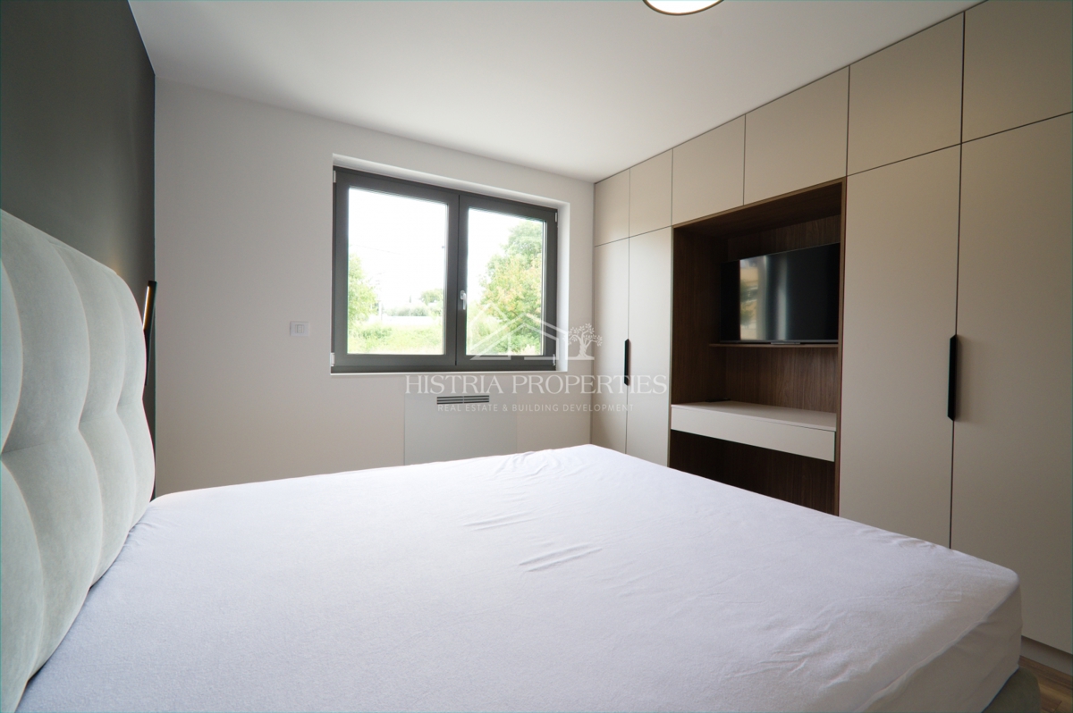 Prostoren apartma z bazenom, popolnoma opremljen, s pogledom na morje