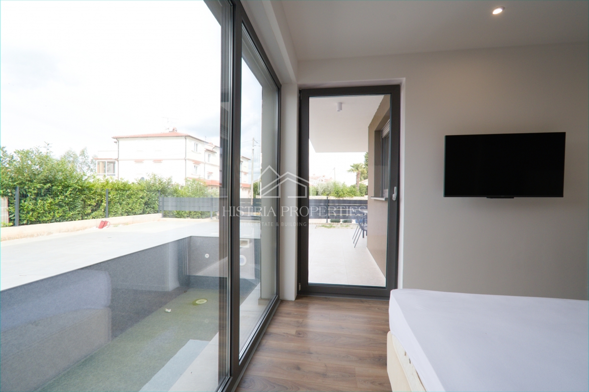 Prostoren apartma z bazenom, popolnoma opremljen, s pogledom na morje