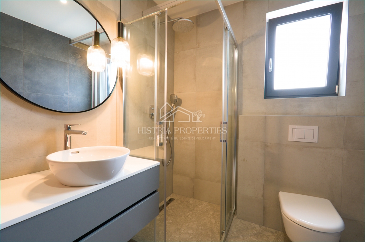 Prostoren apartma z bazenom, popolnoma opremljen, s pogledom na morje