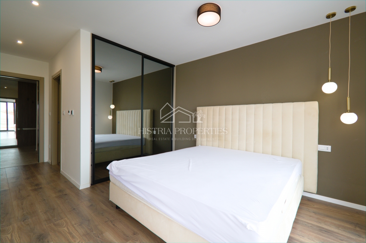 Prostoren apartma z bazenom, popolnoma opremljen, s pogledom na morje