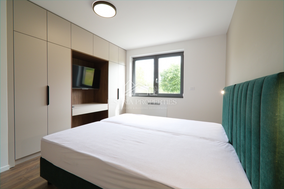 Prostoren apartma z bazenom, popolnoma opremljen, s pogledom na morje