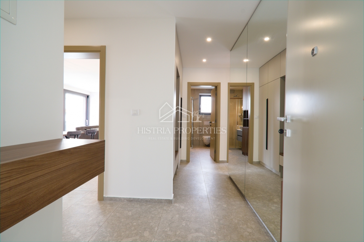 Prostoren apartma z bazenom, popolnoma opremljen, s pogledom na morje