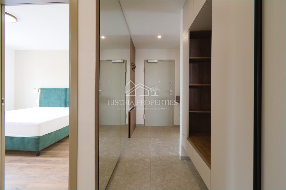 Prostoren apartma z bazenom, popolnoma opremljen, s pogledom na morje