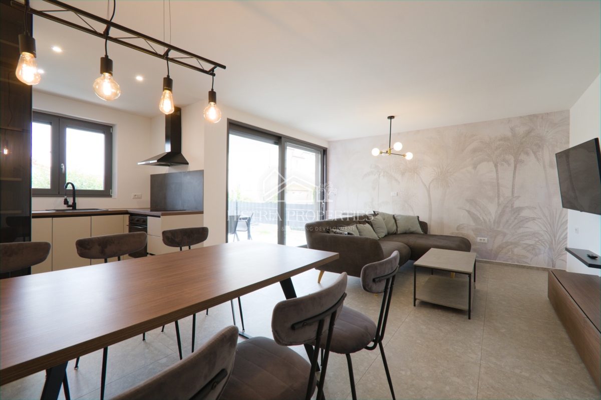 Prostoren apartma z bazenom, popolnoma opremljen, s pogledom na morje