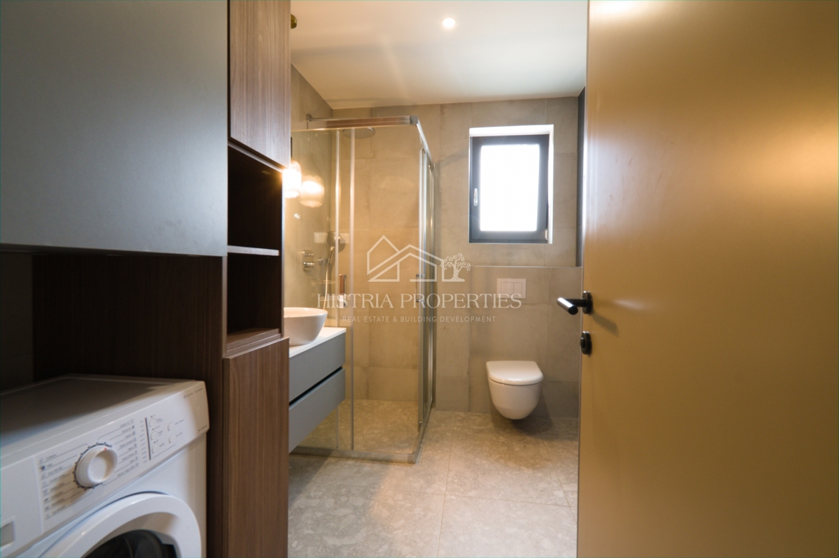 Prostoren apartma z bazenom, popolnoma opremljen, s pogledom na morje