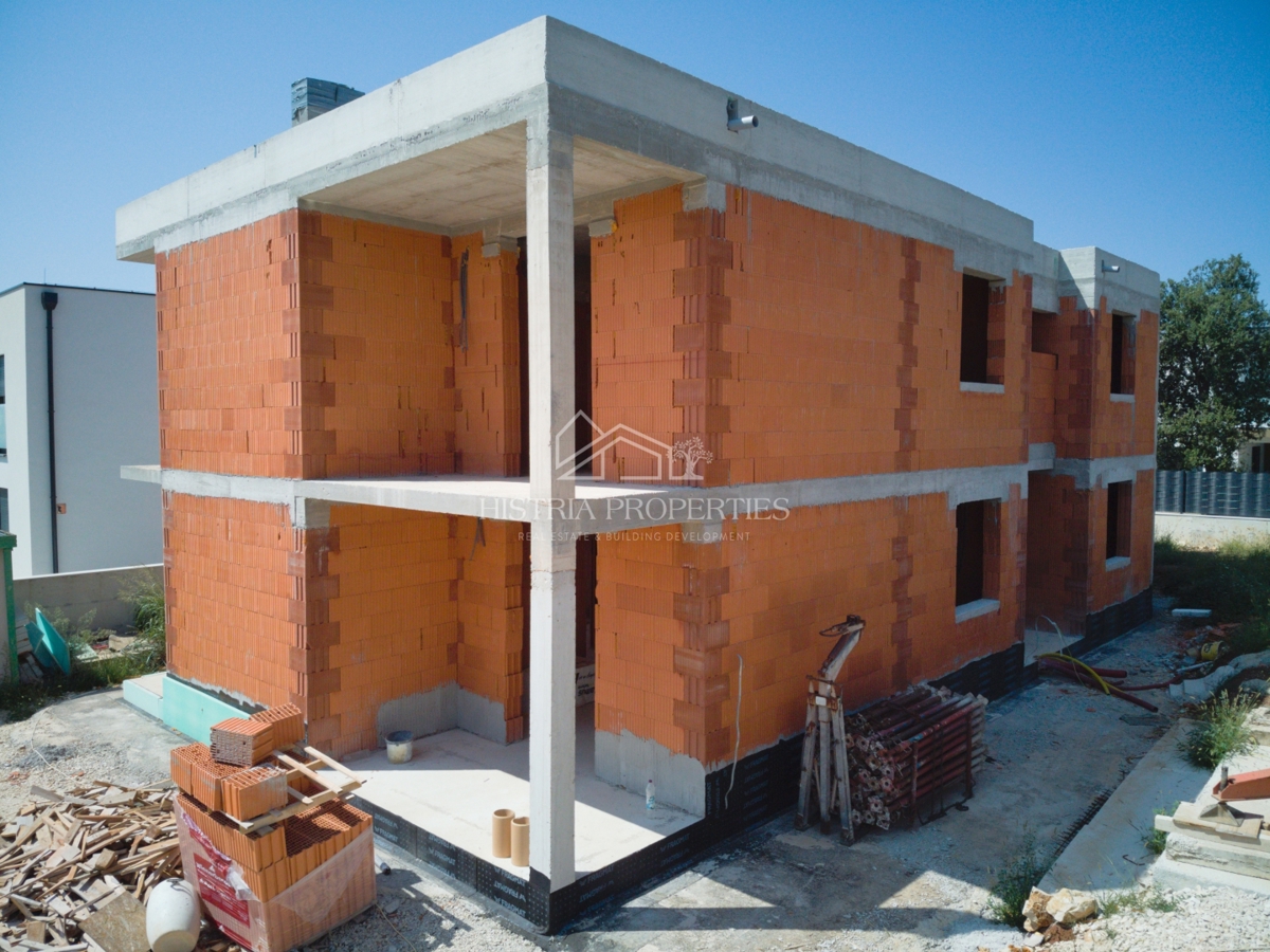 Mestno stanovanje z dvema terasama v modernem stanovanjskem naselju, blizu centra Poreča