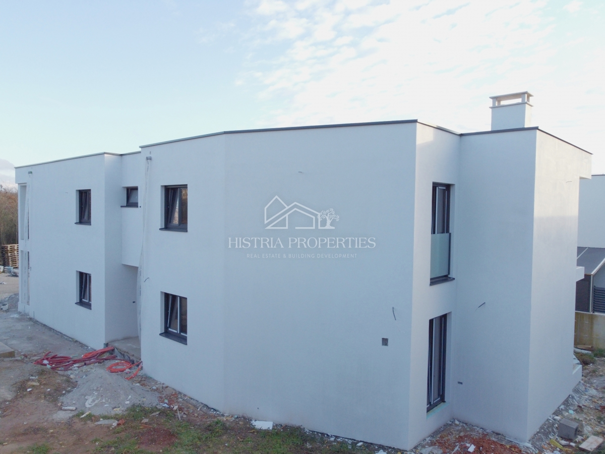 Mestno stanovanje z dvema terasama v modernem stanovanjskem naselju, blizu centra Poreča