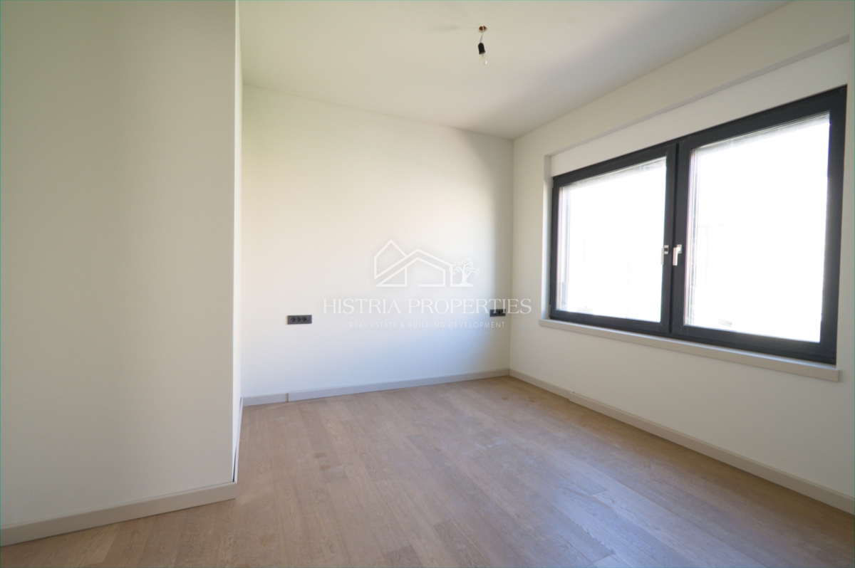 Moderno stanovanje v ločeni enoti s strešno teraso, zasebnim ločenim vhodom in kletjo