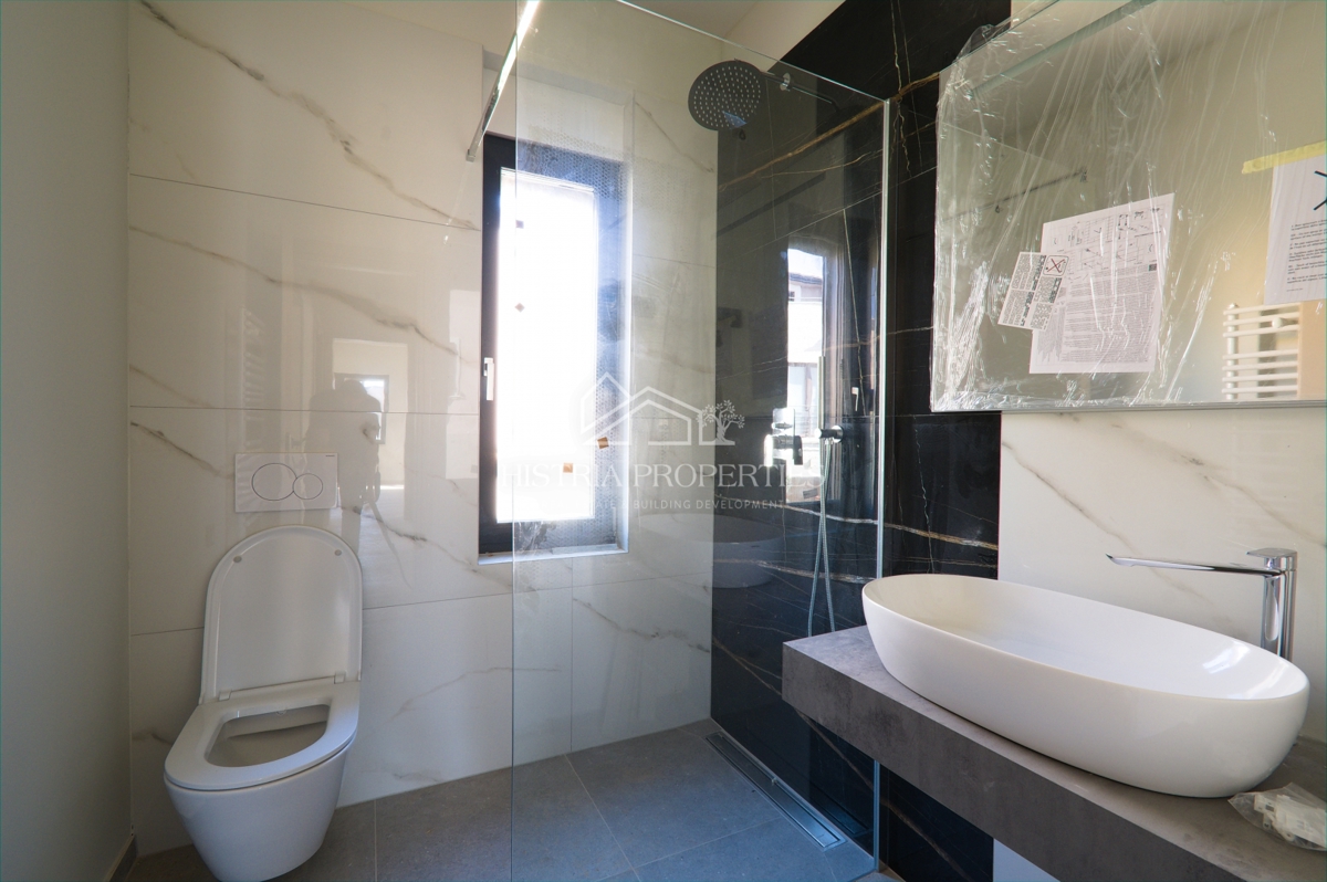 Moderno stanovanje v ločeni enoti s strešno teraso, zasebnim ločenim vhodom in kletjo