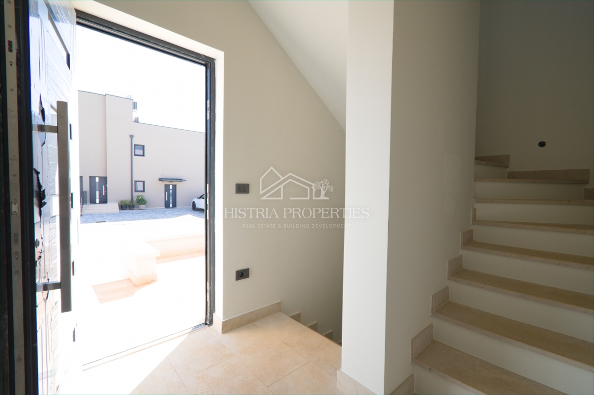 Moderno stanovanje v ločeni enoti s strešno teraso, zasebnim ločenim vhodom in kletjo