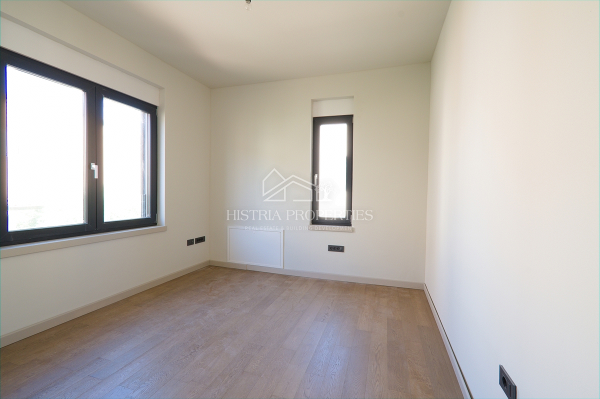 Moderno stanovanje v ločeni enoti s strešno teraso, zasebnim ločenim vhodom in kletjo