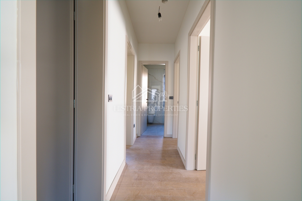 Moderno stanovanje v ločeni enoti s strešno teraso, zasebnim ločenim vhodom in kletjo