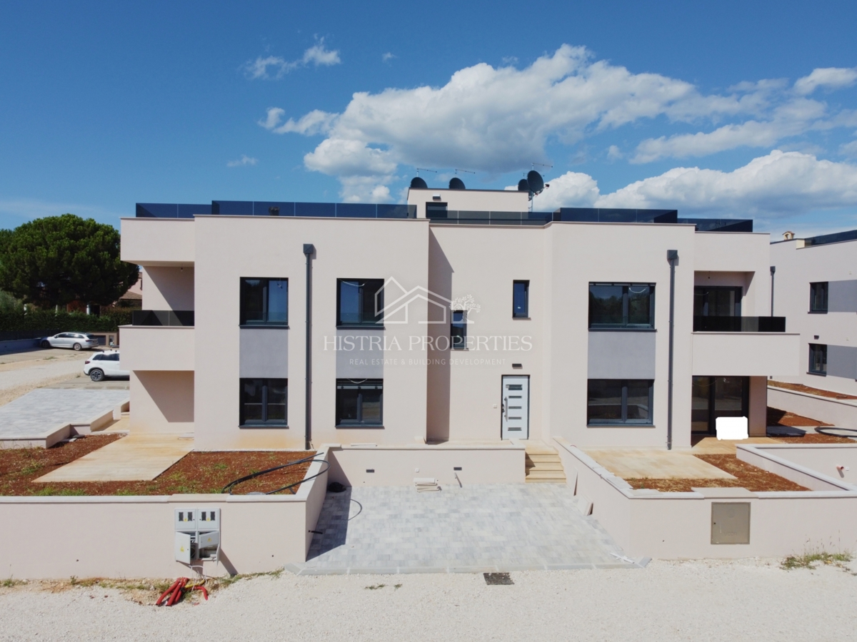 Moderno stanovanje v ločeni enoti s strešno teraso, zasebnim ločenim vhodom in kletjo