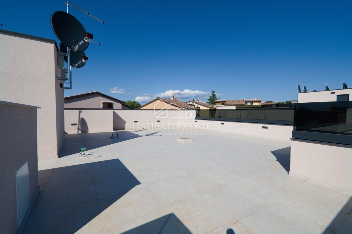 Moderno stanovanje v ločeni enoti s strešno teraso, zasebnim ločenim vhodom in kletjo