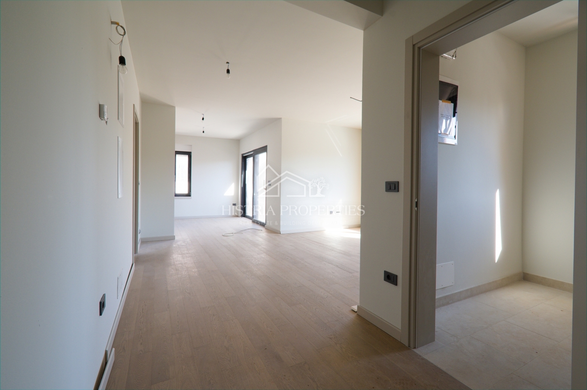 Moderno stanovanje v ločeni enoti s strešno teraso, zasebnim ločenim vhodom in kletjo