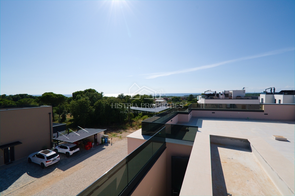 Moderno stanovanje v ločeni enoti s strešno teraso, zasebnim ločenim vhodom in kletjo