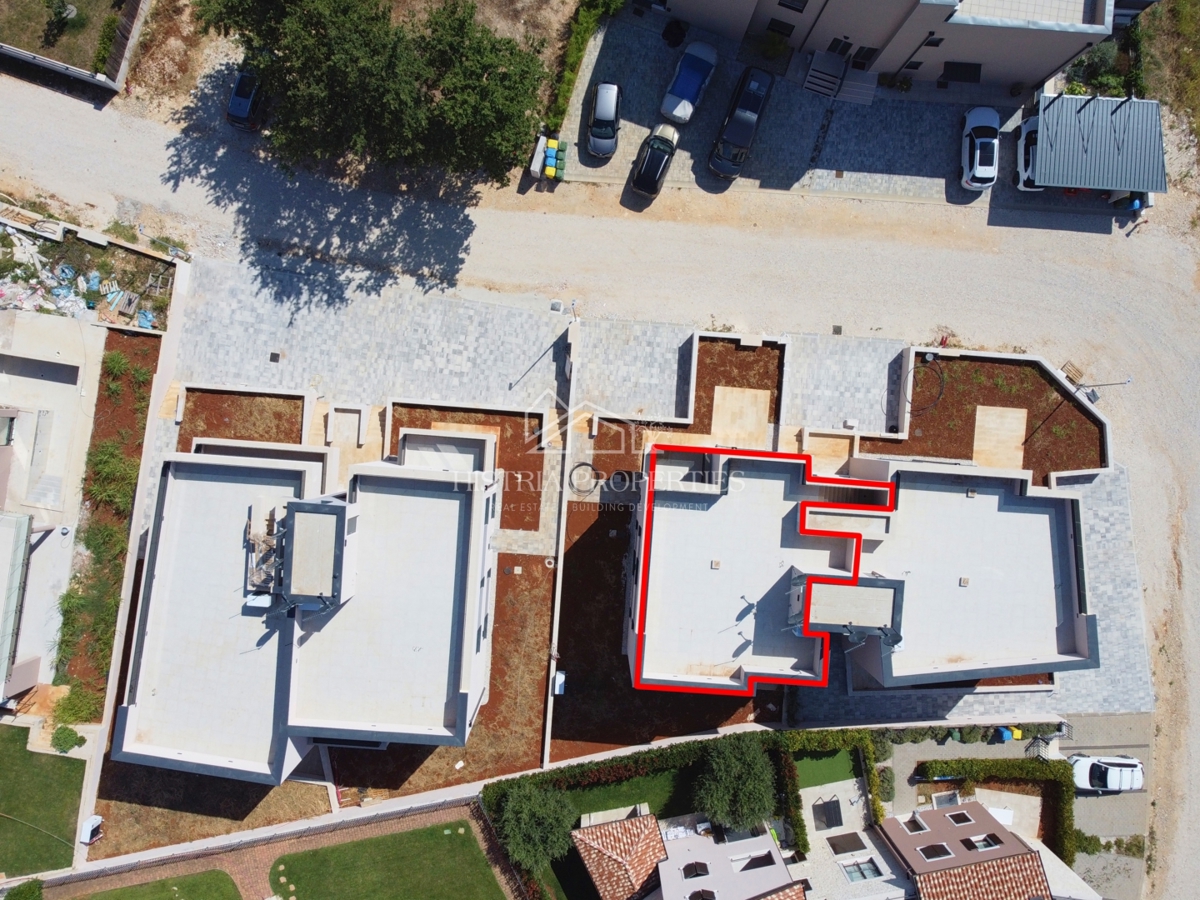 Moderno stanovanje v ločeni enoti s strešno teraso, zasebnim ločenim vhodom in kletjo