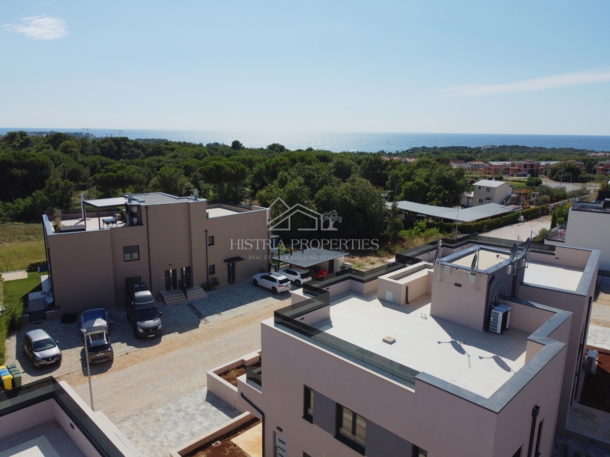 Moderno stanovanje v ločeni enoti s strešno teraso, zasebnim ločenim vhodom in kletjo