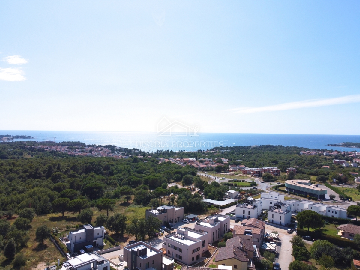 Moderno stanovanje v ločeni enoti s strešno teraso, zasebnim ločenim vhodom in kletjo