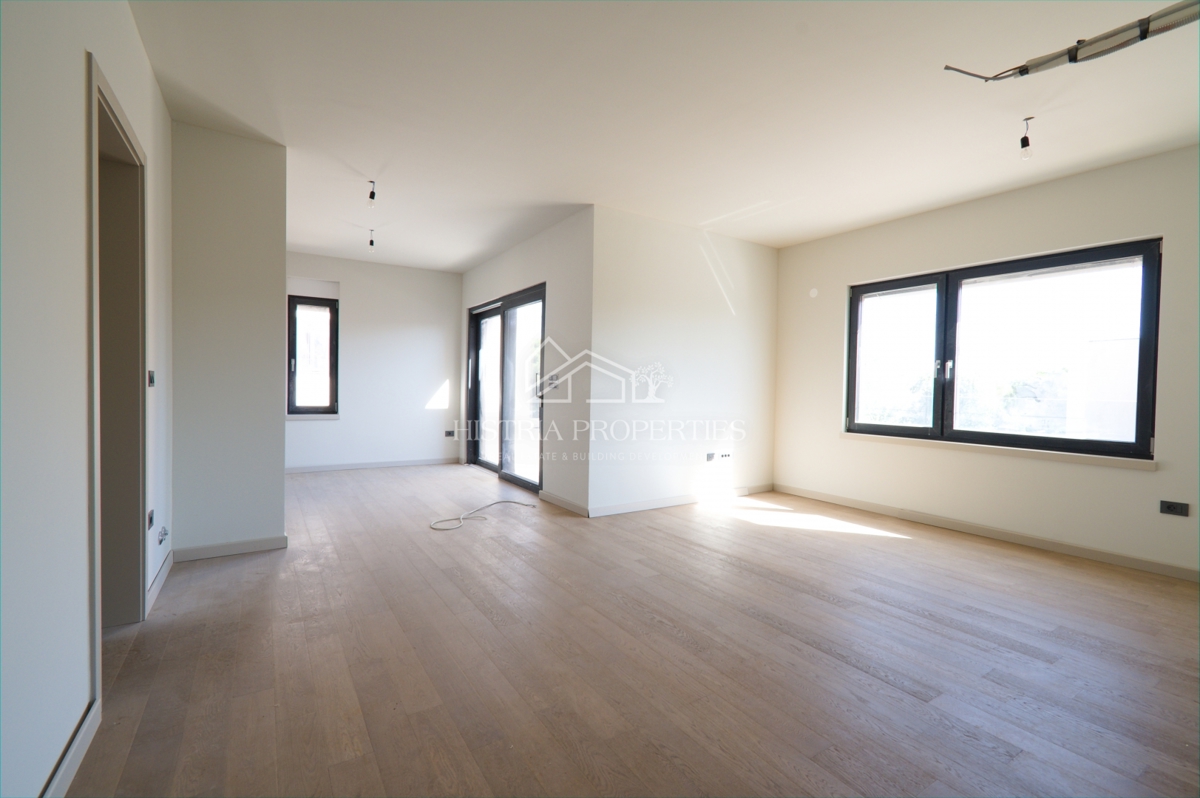 Moderno stanovanje v ločeni enoti s strešno teraso, zasebnim ločenim vhodom in kletjo