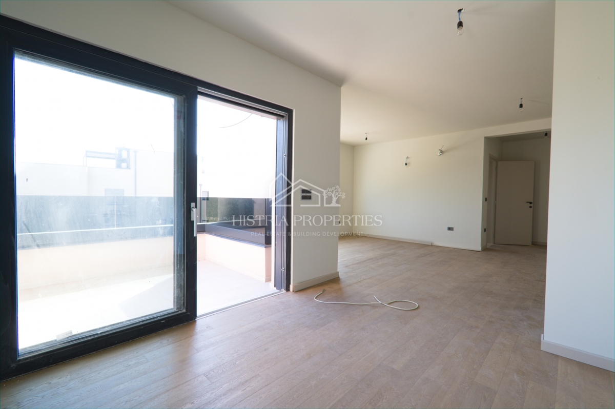 Moderno stanovanje v ločeni enoti s strešno teraso, zasebnim ločenim vhodom in kletjo