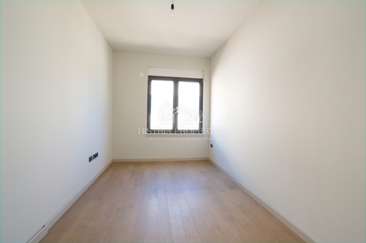 Moderno stanovanje v ločeni enoti s strešno teraso, zasebnim ločenim vhodom in kletjo